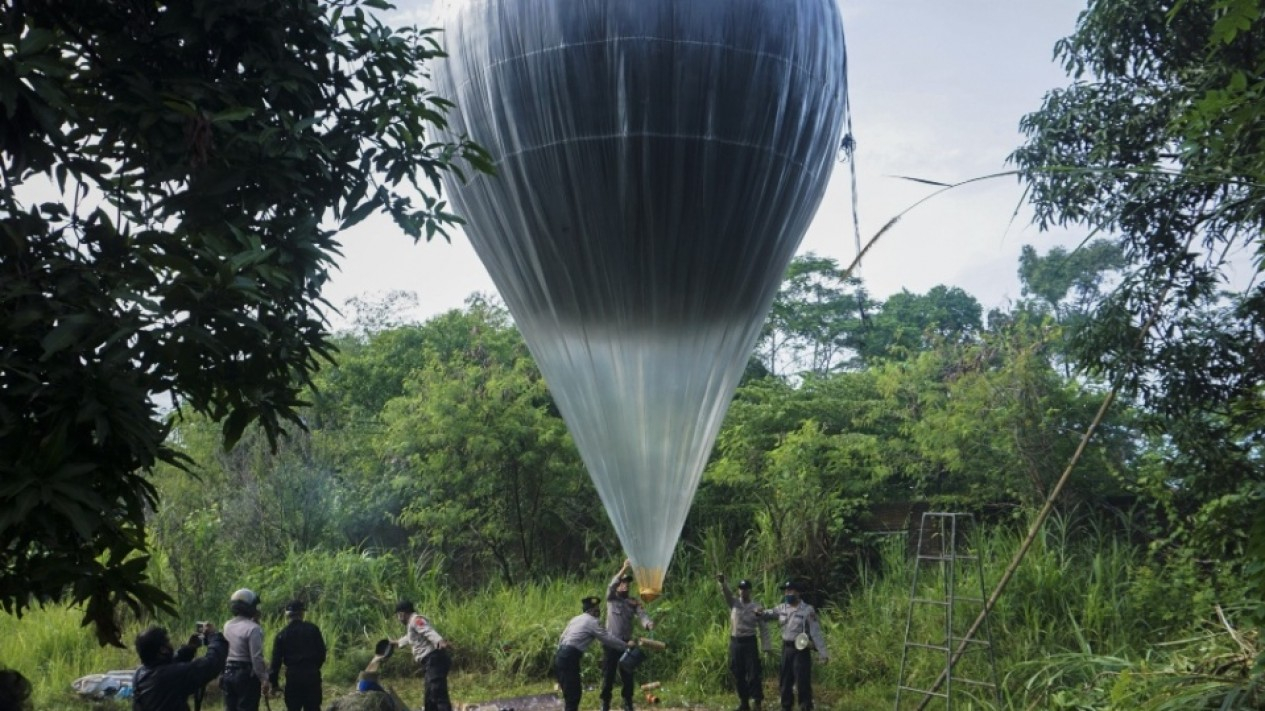 Dilarang, Warga Nekat Terbangkan Balon Udara