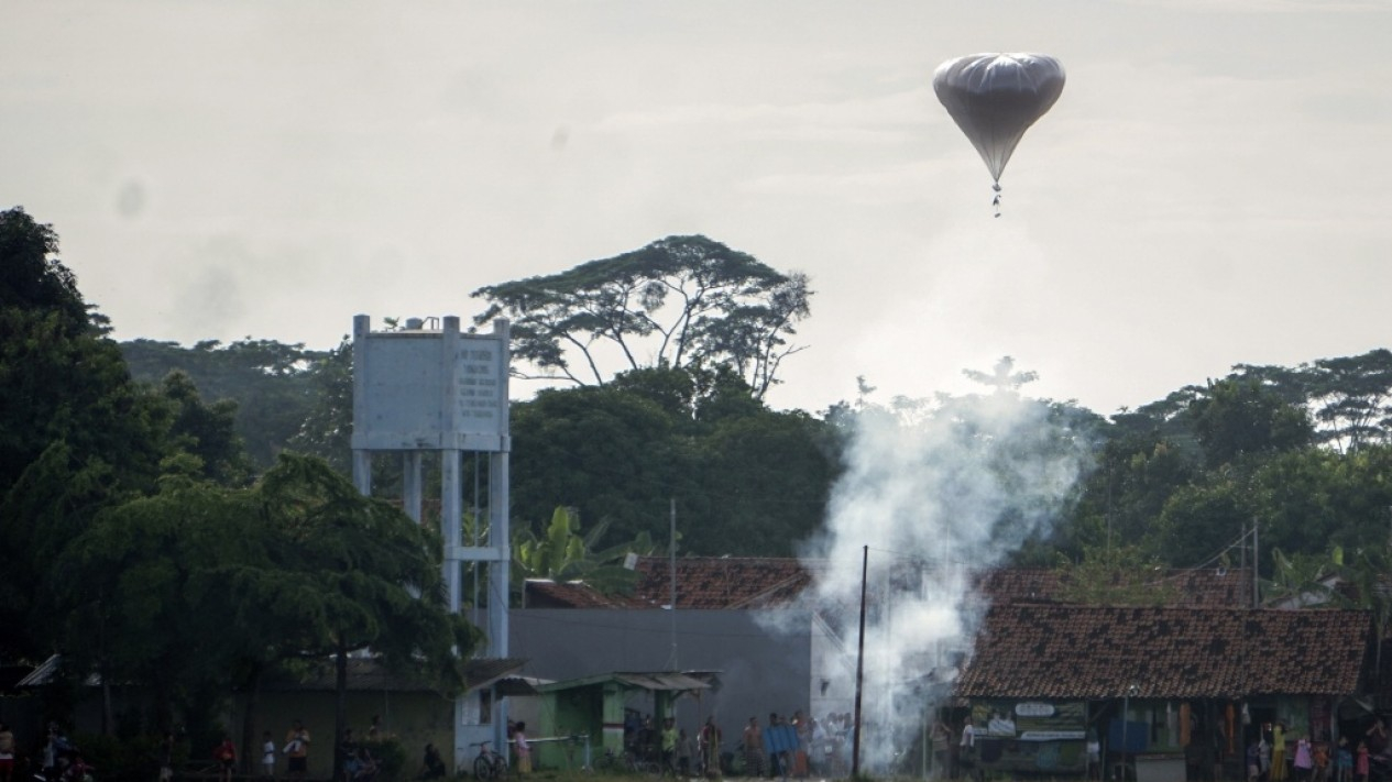 Dilarang, Warga Nekat Terbangkan Balon Udara