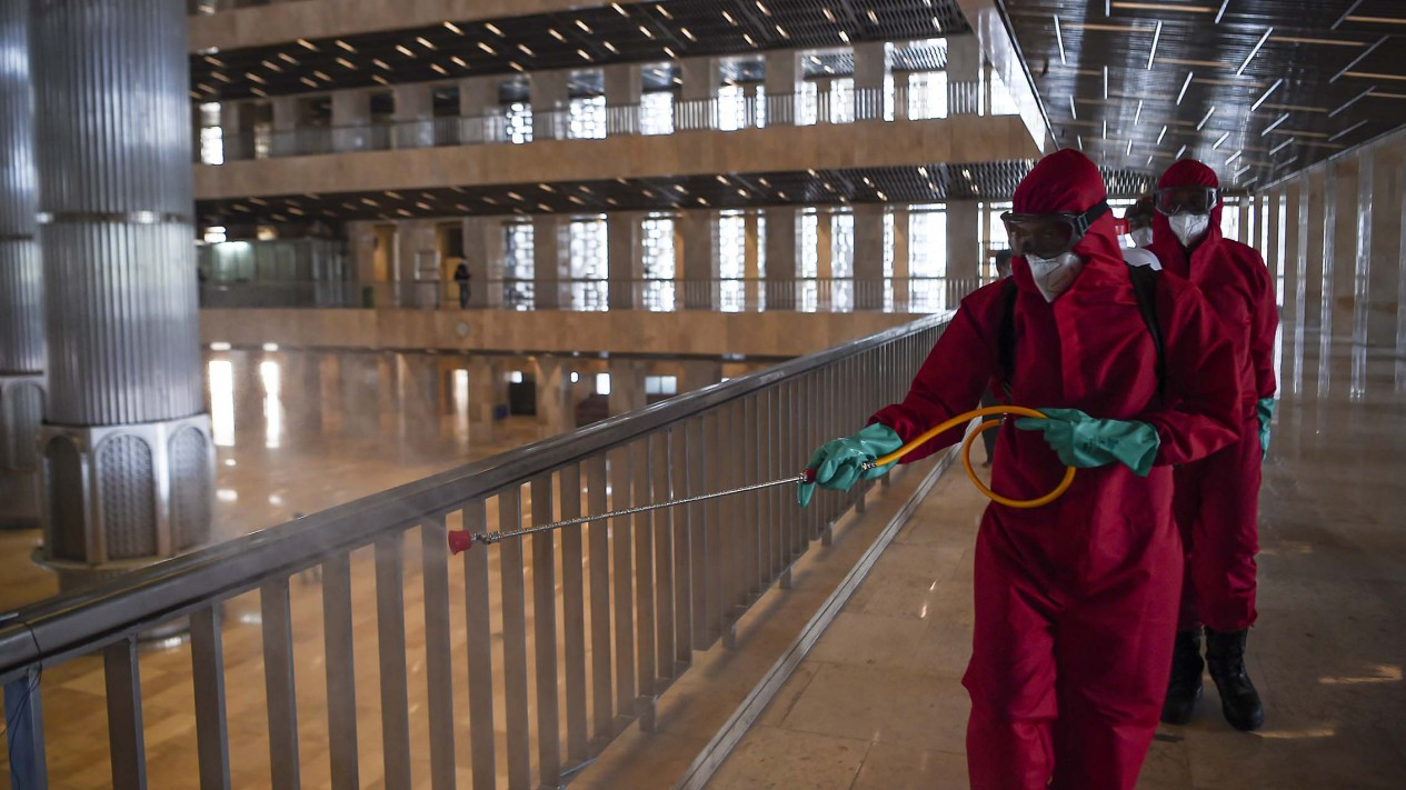 Jelang New Normal, Masjid Istiqlal Disemprot Disinfektan