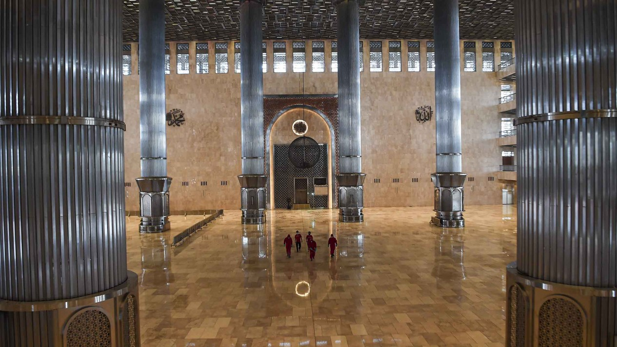 Jelang New Normal, Masjid Istiqlal Disemprot Disinfektan