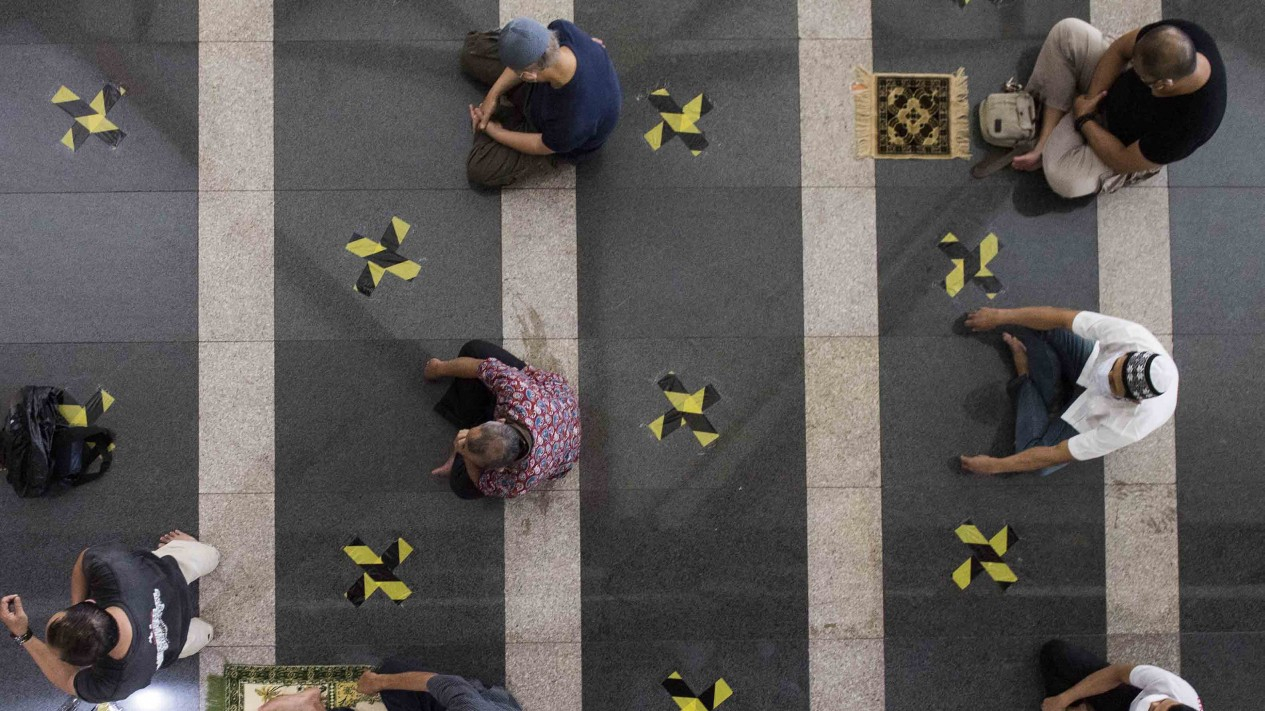 Shalat Jumat Dengan Menerapkan Protokol Kesehatan COVID-19
