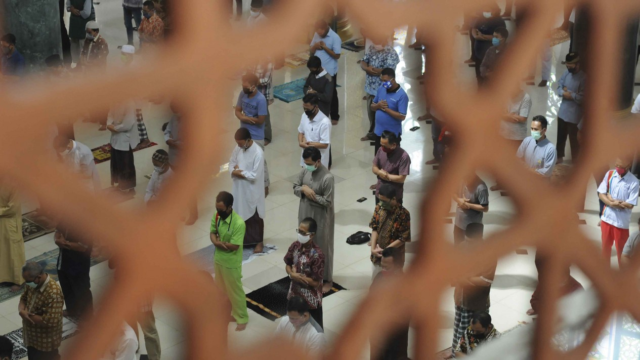 Shalat Jumat Dengan Menerapkan Protokol Kesehatan COVID-19