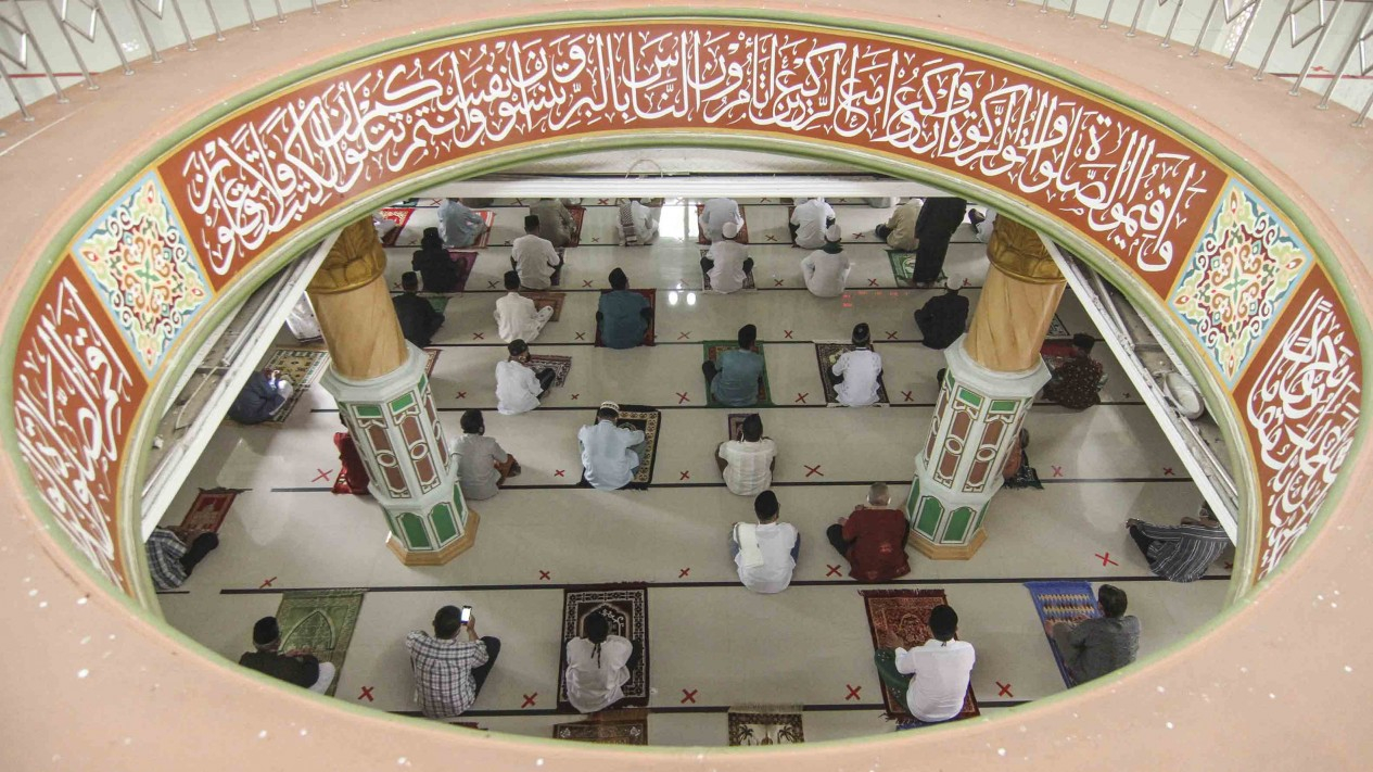 Shalat Jumat Dengan Menerapkan Protokol Kesehatan COVID-19