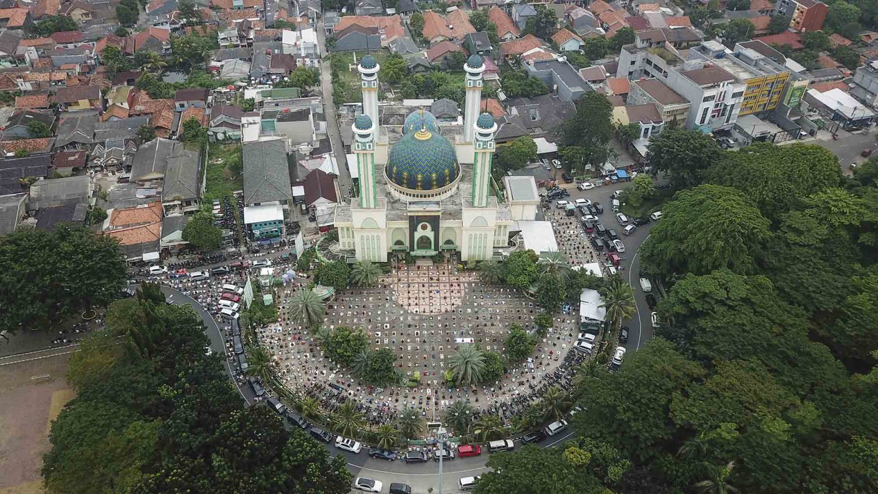 Shalat Jumat Dengan Menerapkan Protokol Kesehatan COVID-19