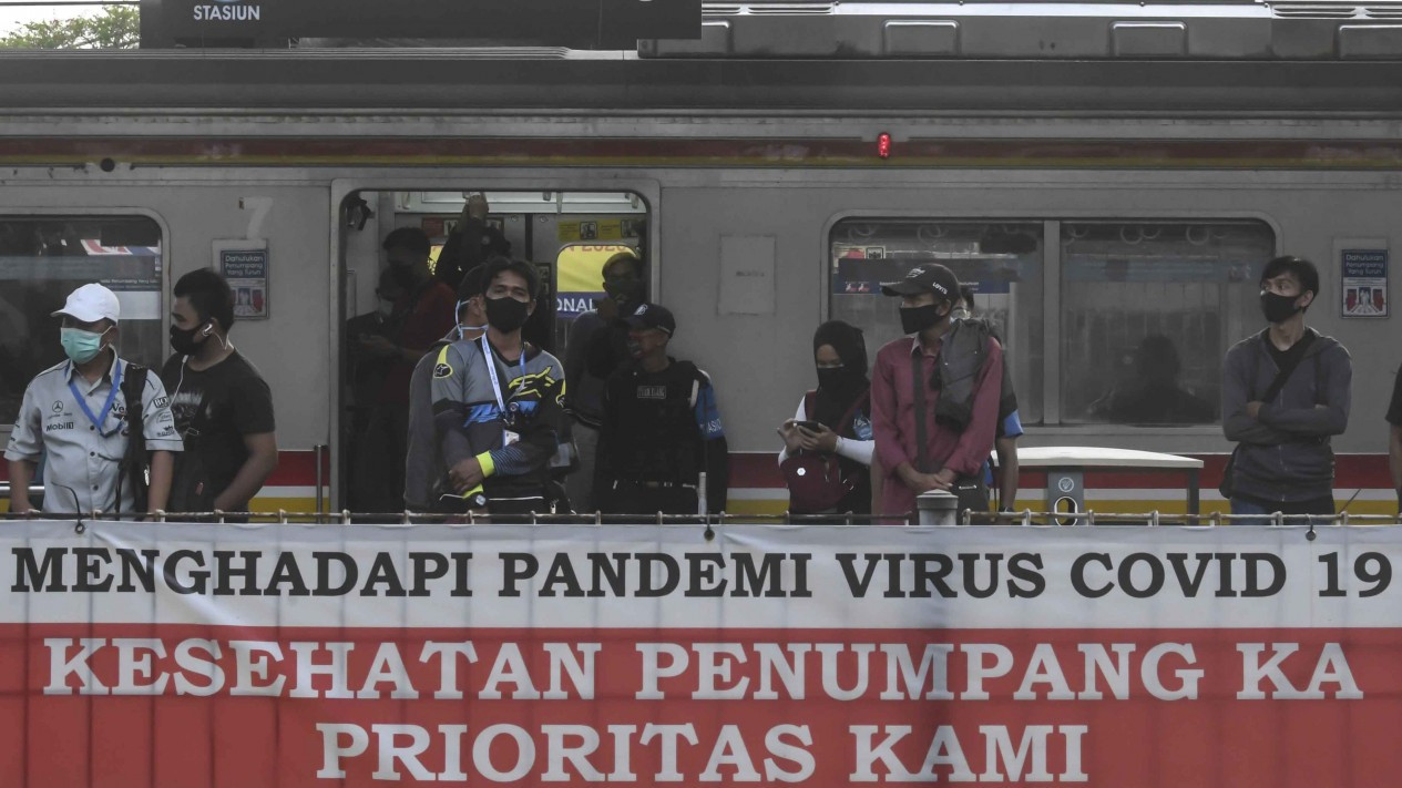 KRL Terapkan Marka Jarak Sosial Guna Cegah Penyebaran Covid