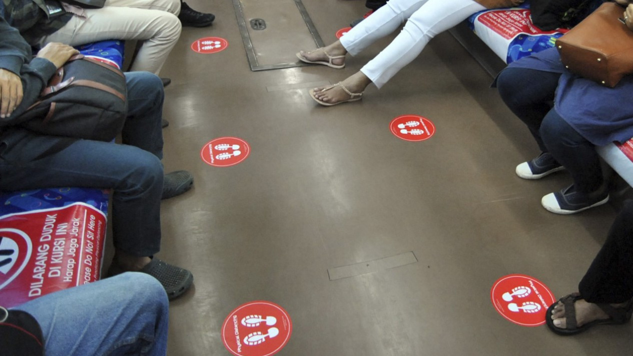KRL Terapkan Marka Jarak Sosial Guna Cegah Penyebaran Covid