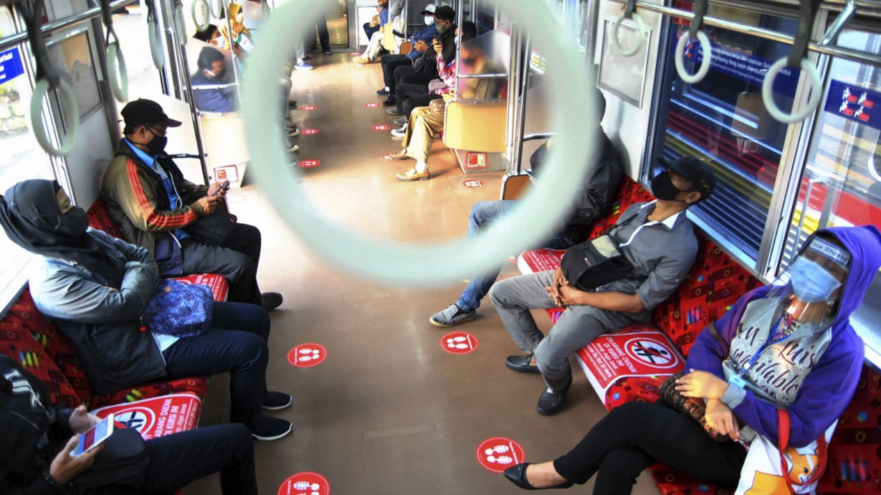 KRL Terapkan Marka Jarak Sosial Guna Cegah Penyebaran Covid