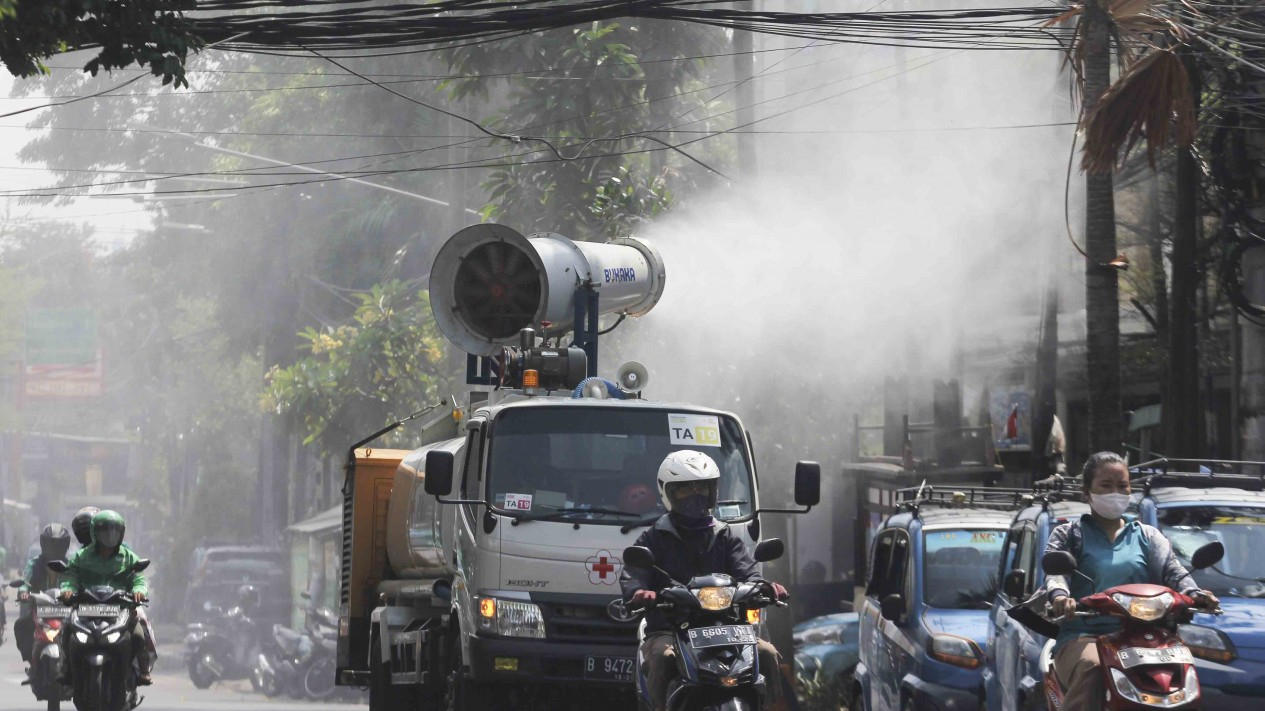 Tekan Penyebaran Covid-19, Mobil Disinfektan Keliling Rutin