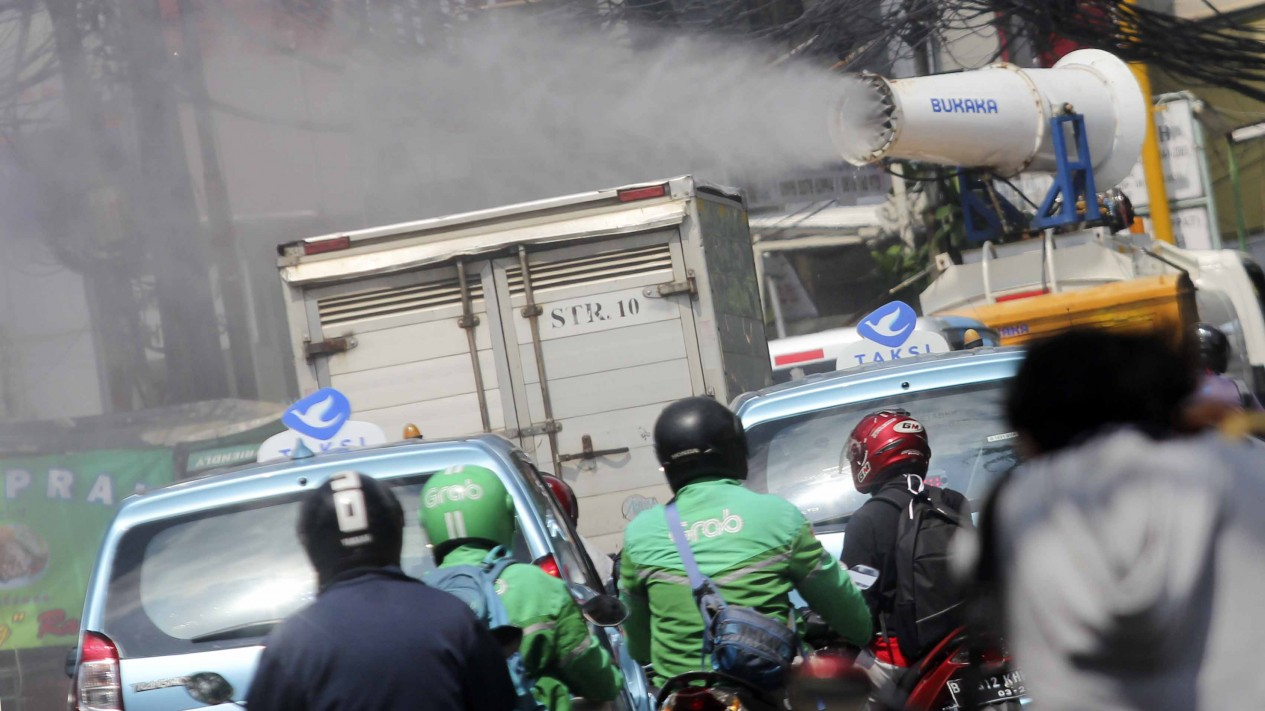 Tekan Penyebaran Covid-19, Mobil Disinfektan Keliling Rutin