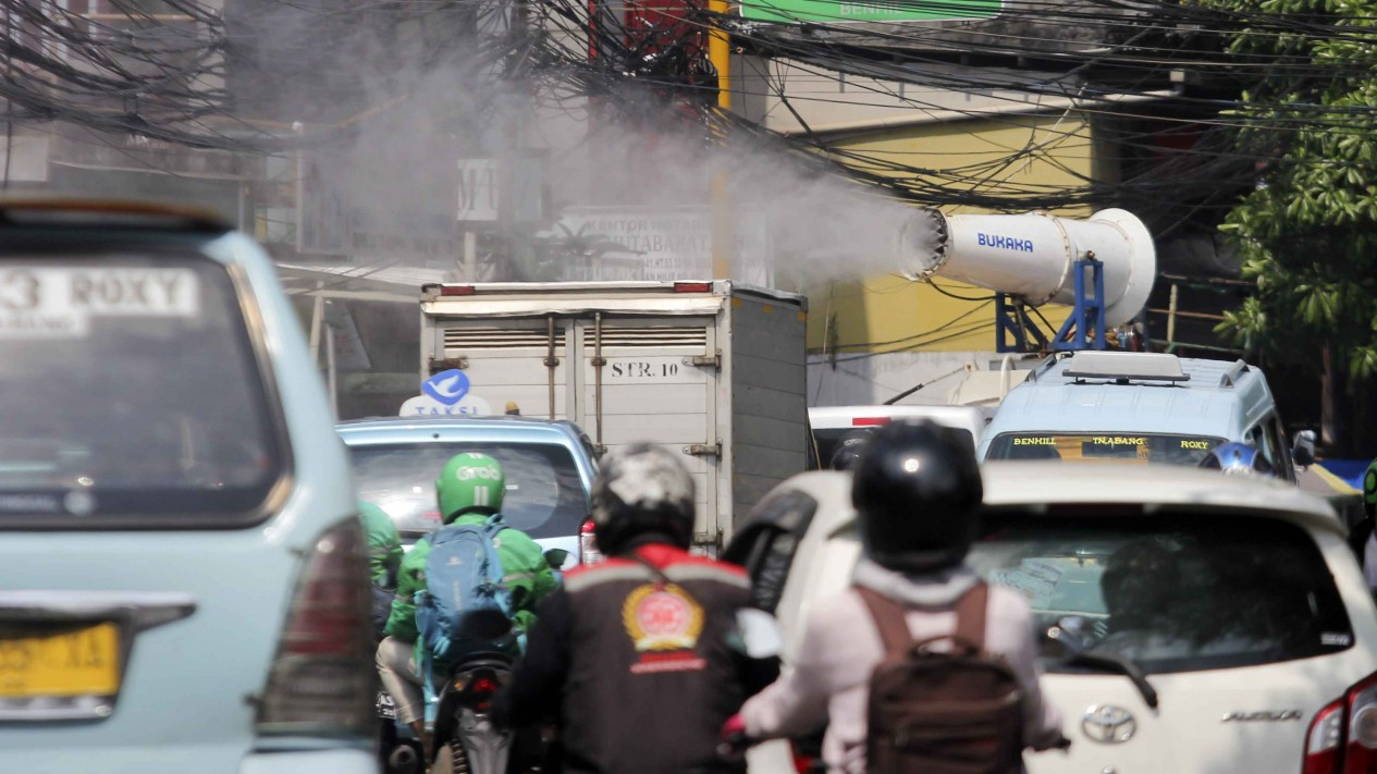 Tekan Penyebaran Covid-19, Mobil Disinfektan Keliling Rutin