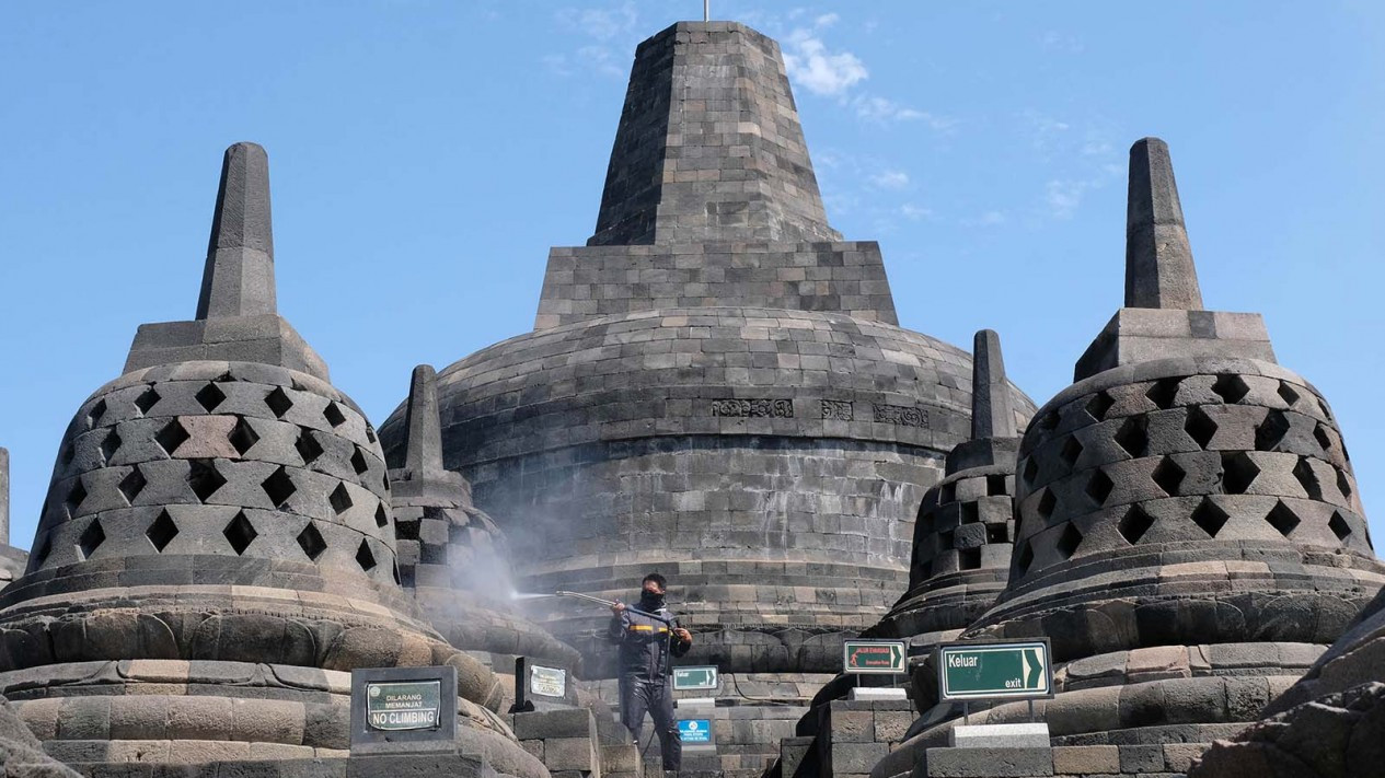 Pembersihan Candi Borobudur