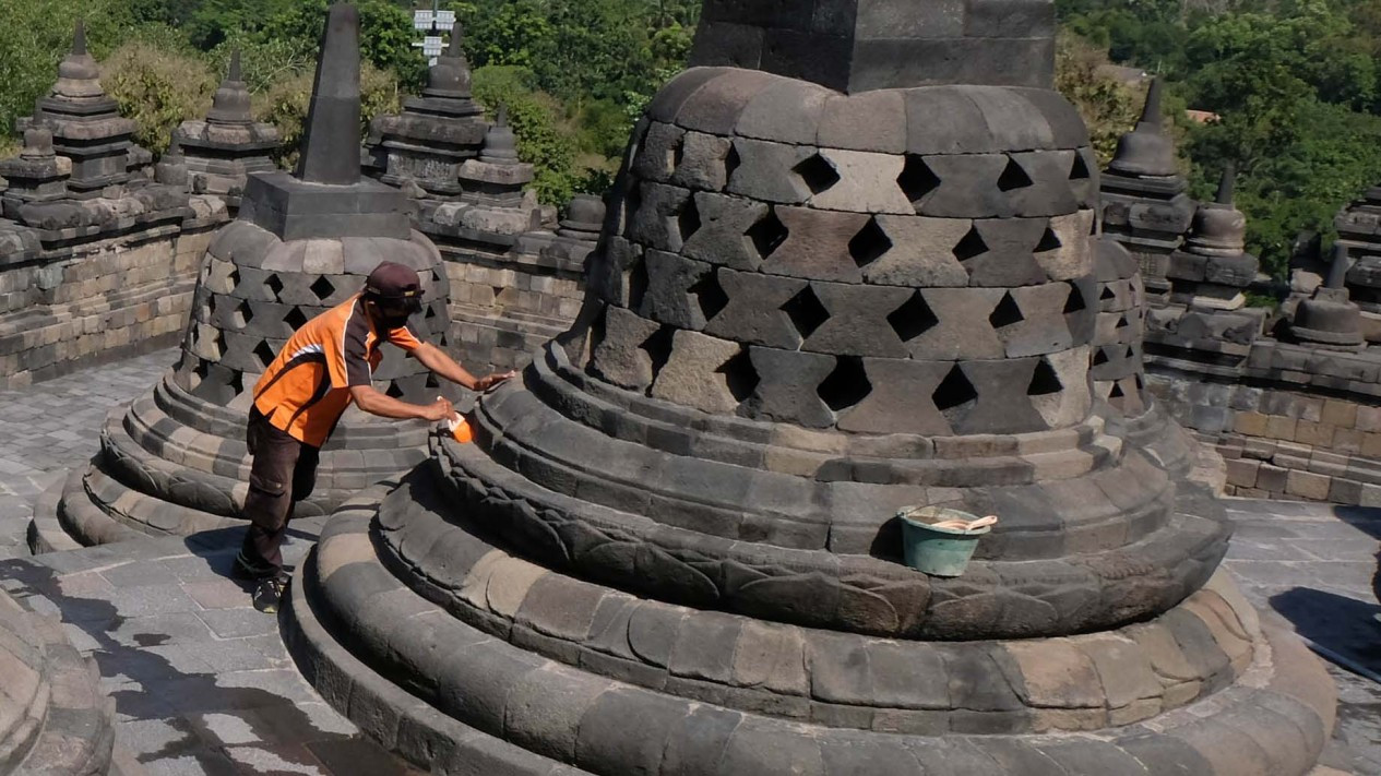 Pembersihan Candi Borobudur