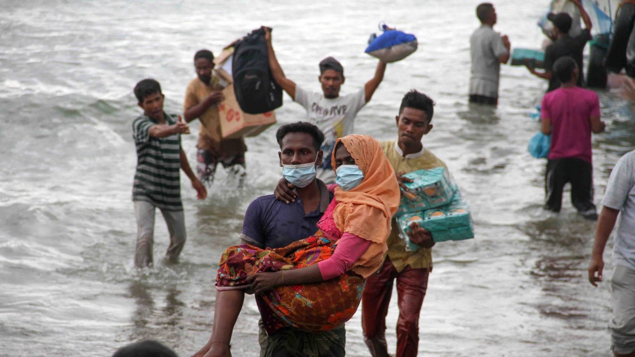Warga Evakuasi Paksa Pengungsi Etnis Rohingya