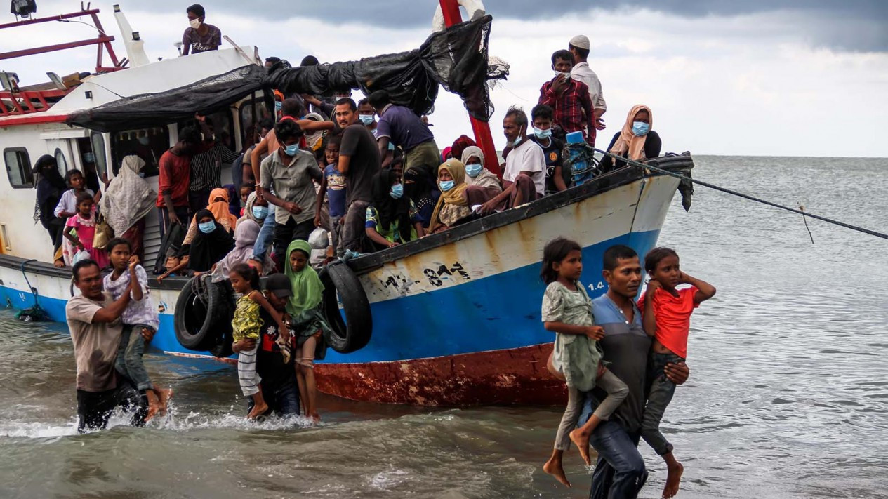 Warga Evakuasi Paksa Pengungsi Etnis Rohingya