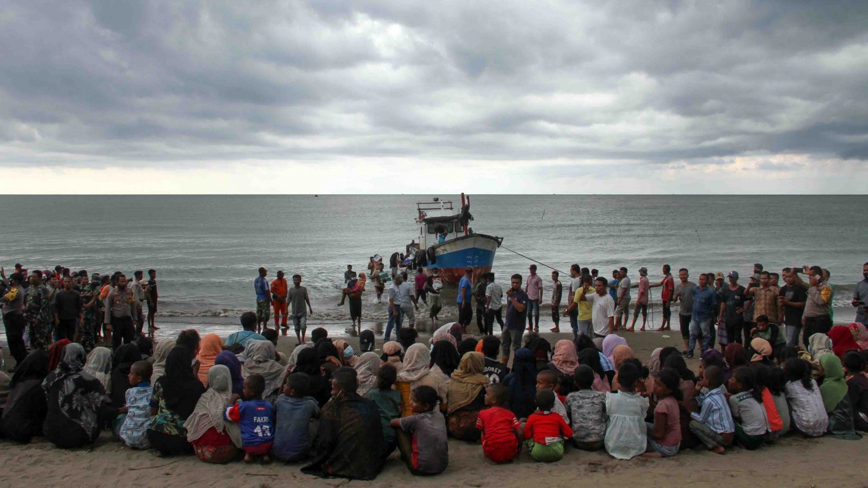 Warga Evakuasi Paksa Pengungsi Etnis Rohingya
