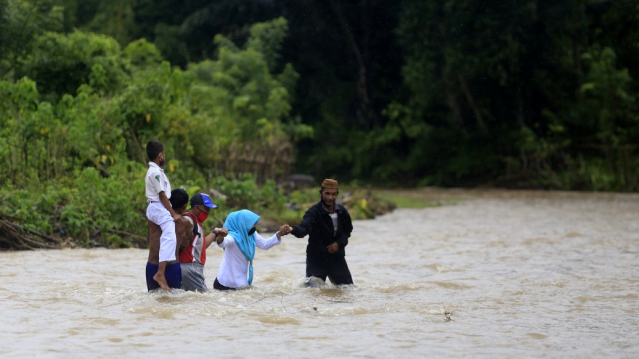 Siswa dan Guru Sebrangi Sungai Untuk Belajar