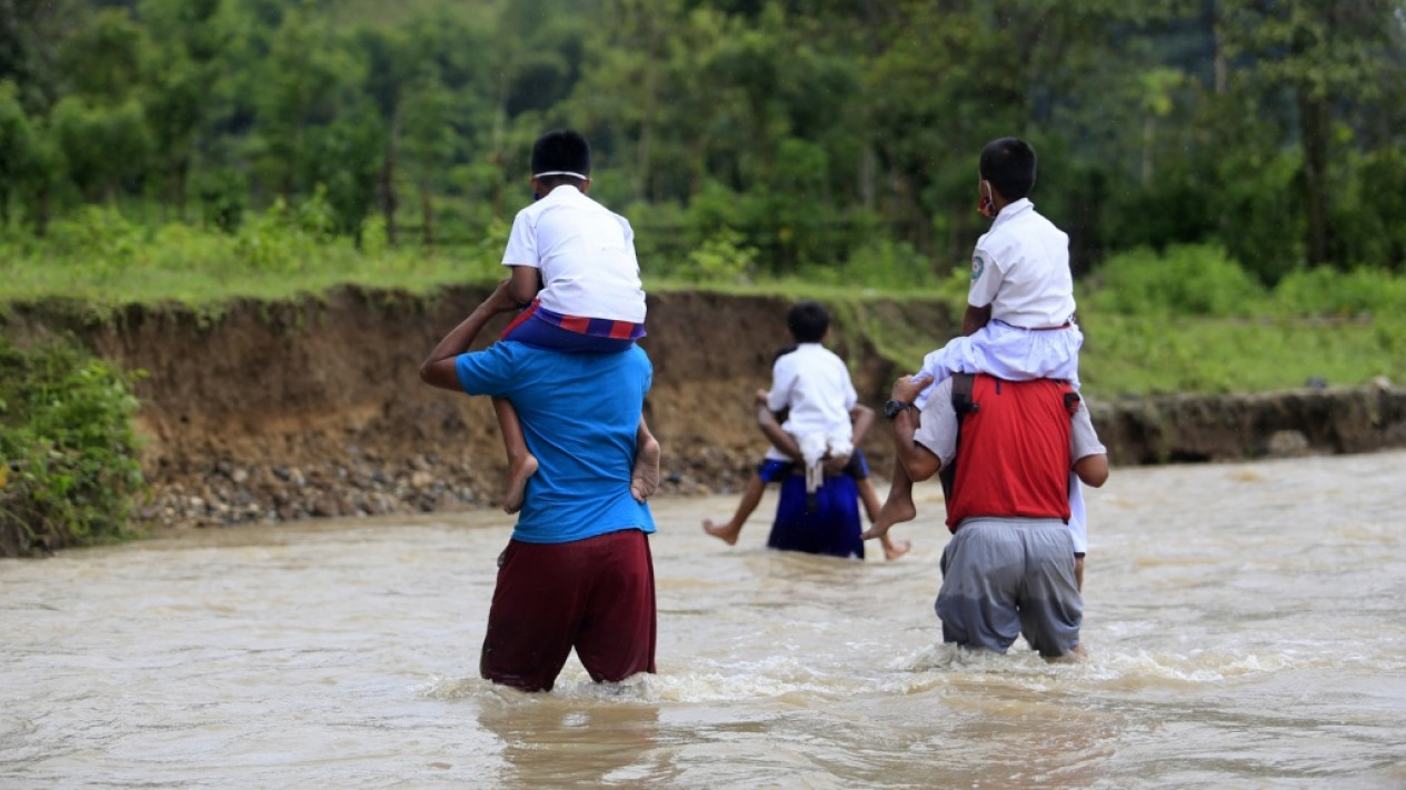 Siswa dan Guru Sebrangi Sungai Untuk Belajar