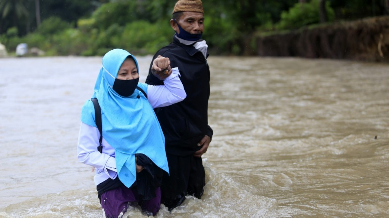 Siswa dan Guru Sebrangi Sungai Untuk Belajar