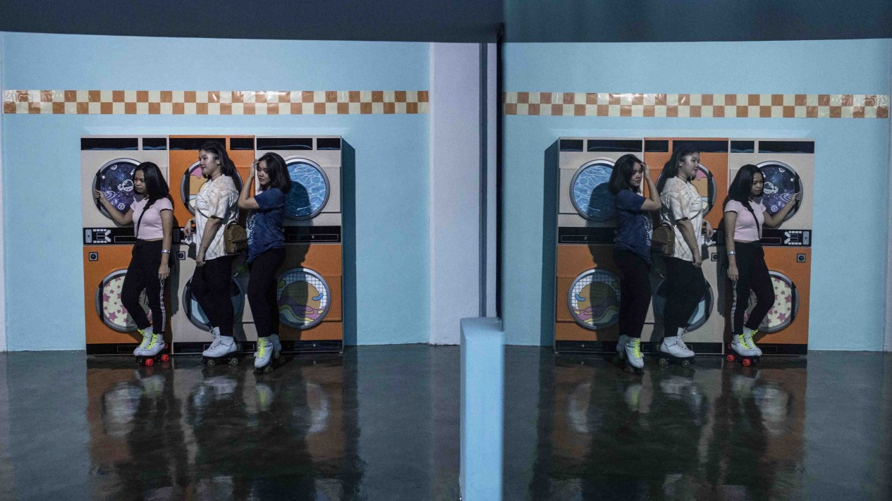 Nikmati Instalasi Seni Dengan Sepatu Roda