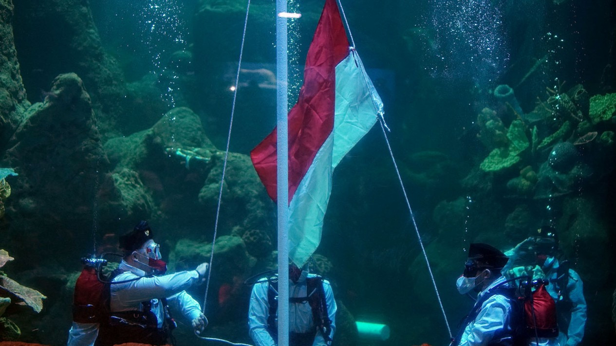 Pengibaran Bendera Bawah Air di Sea World Ancol