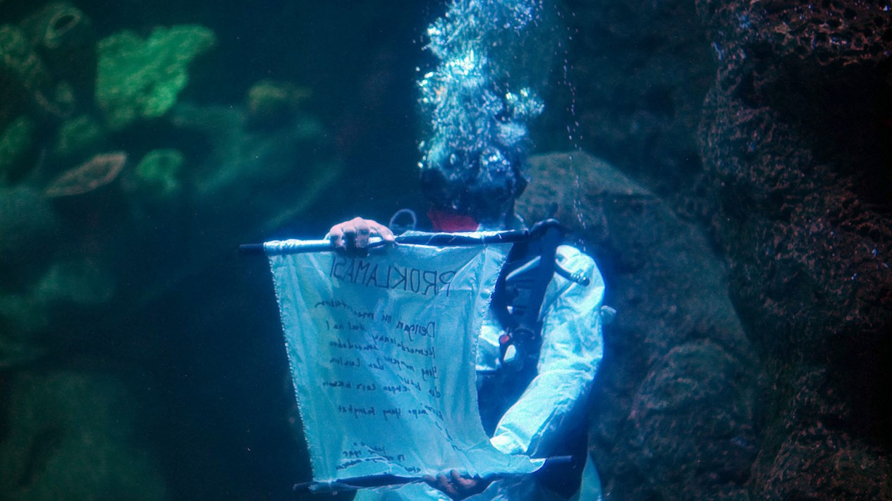 Pengibaran Bendera Bawah Air di Sea World Ancol