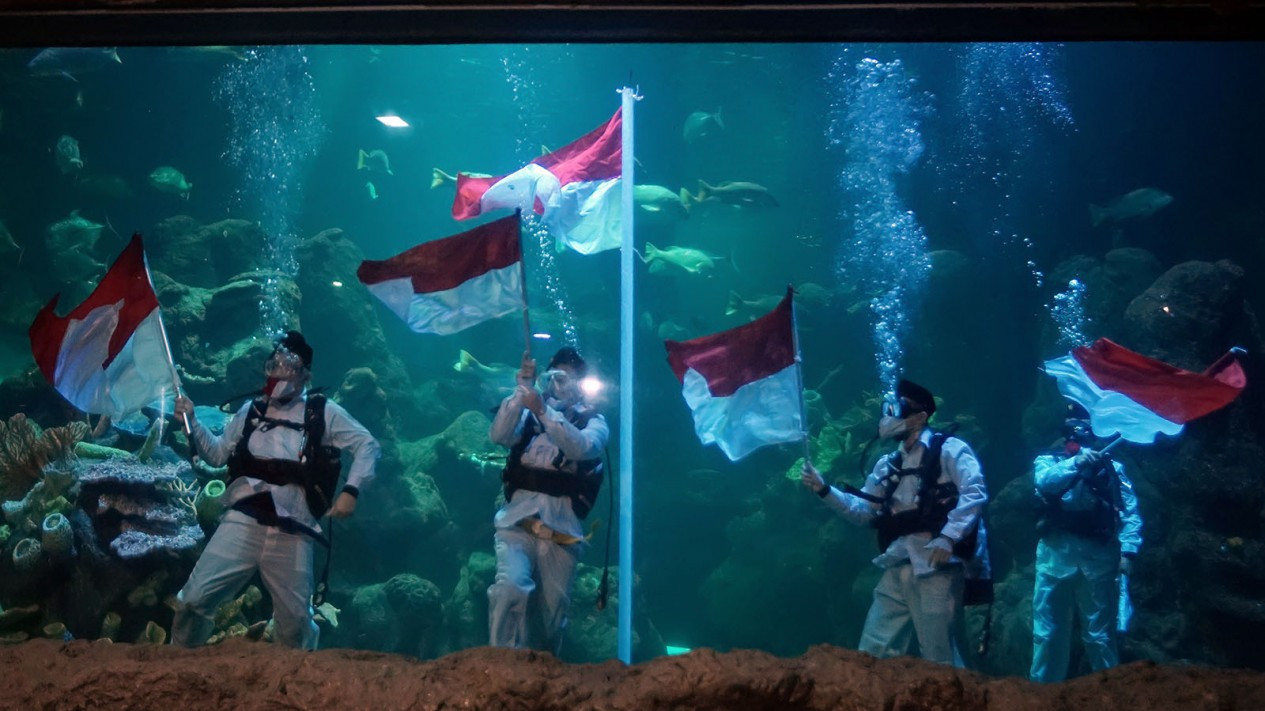 Pengibaran Bendera Bawah Air di Sea World Ancol