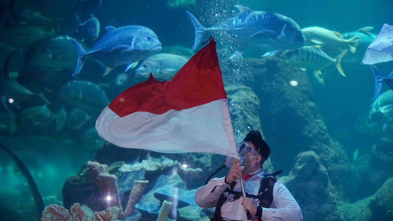 Pengibaran Bendera Bawah Air di Sea World Ancol