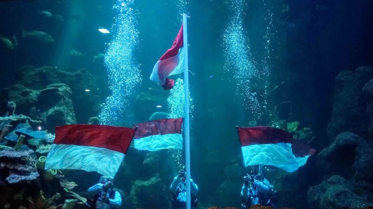 Pengibaran Bendera Bawah Air di Sea World Ancol