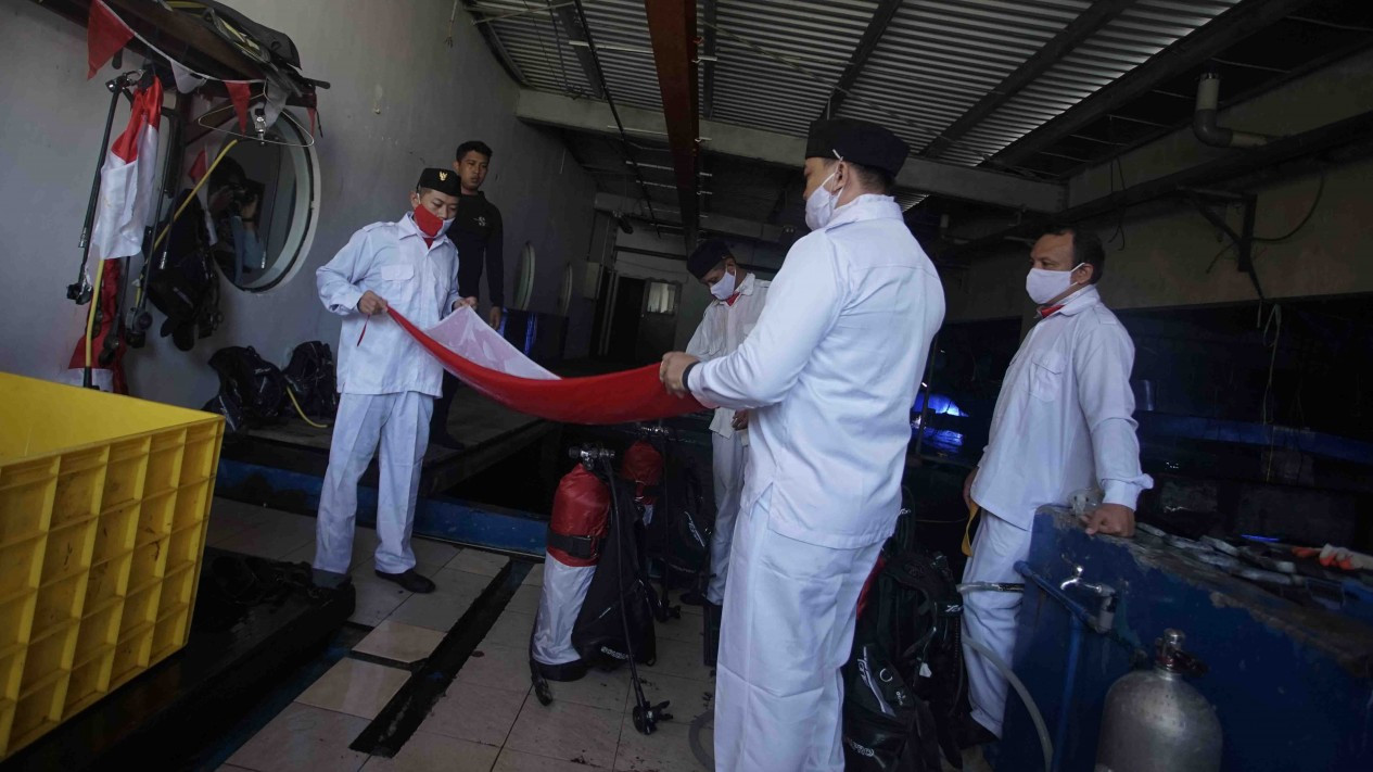 Pengibaran Bendera Bawah Air di Sea World Ancol