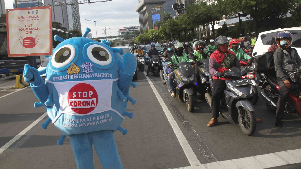 ‘Virus Corona’ Gentayangan di Jalanan Jakarta