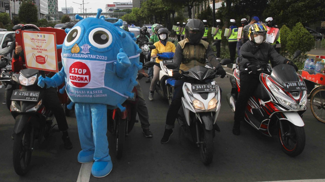 ‘Virus Corona’ Gentayangan di Jalanan Jakarta