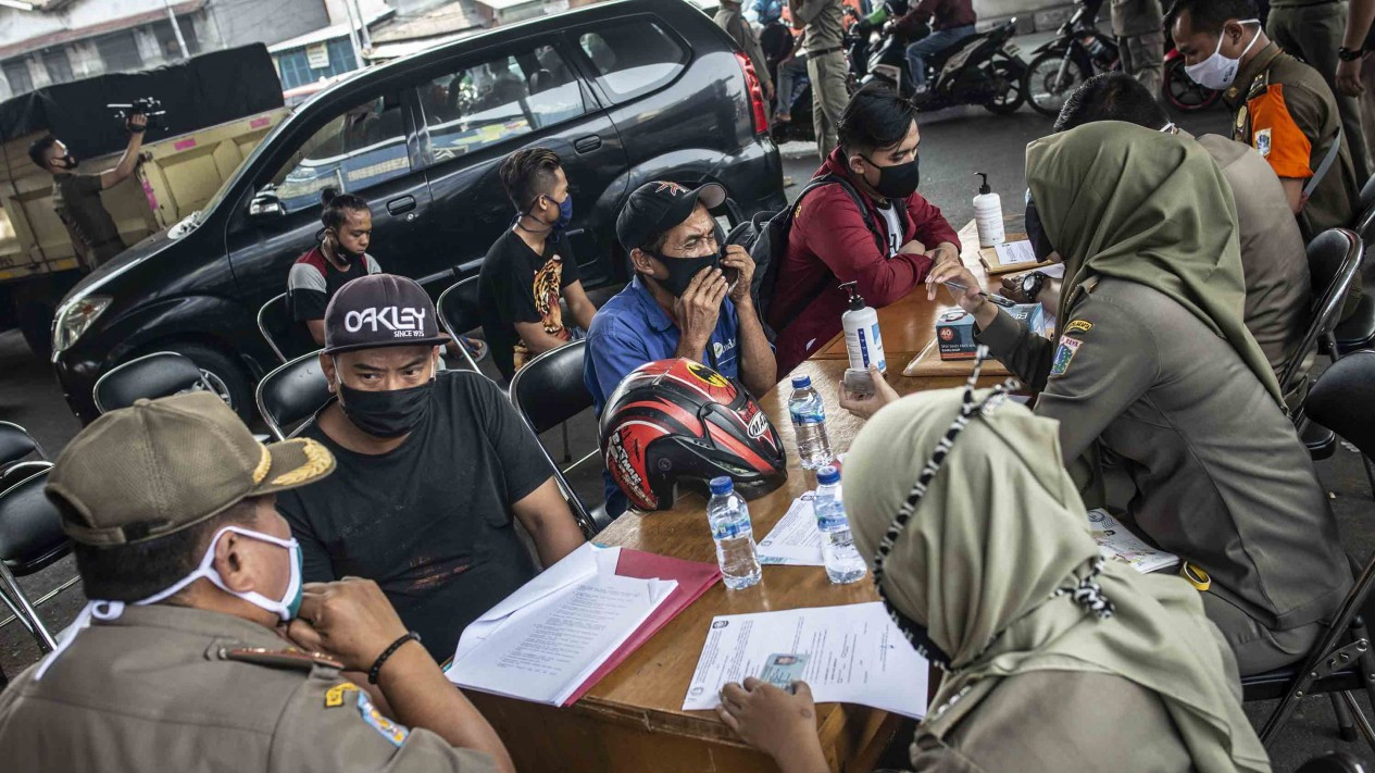 Aksi Satpol PP Intai Warga Tak Bermasker