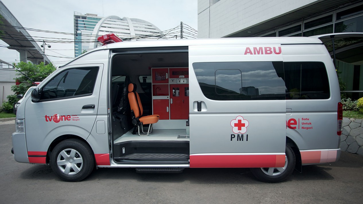 Penyerahan Ambulans Bantuan Pemirsa tvOne ke PMI Pusat
