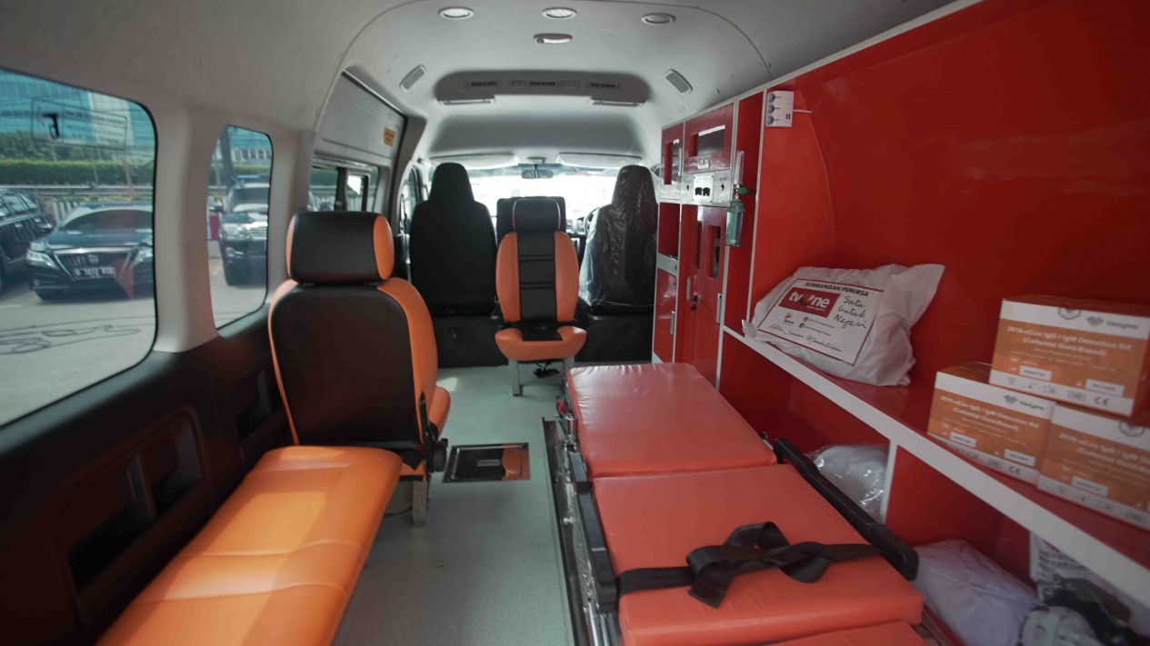 Penyerahan Ambulans Bantuan Pemirsa tvOne ke PMI Pusat