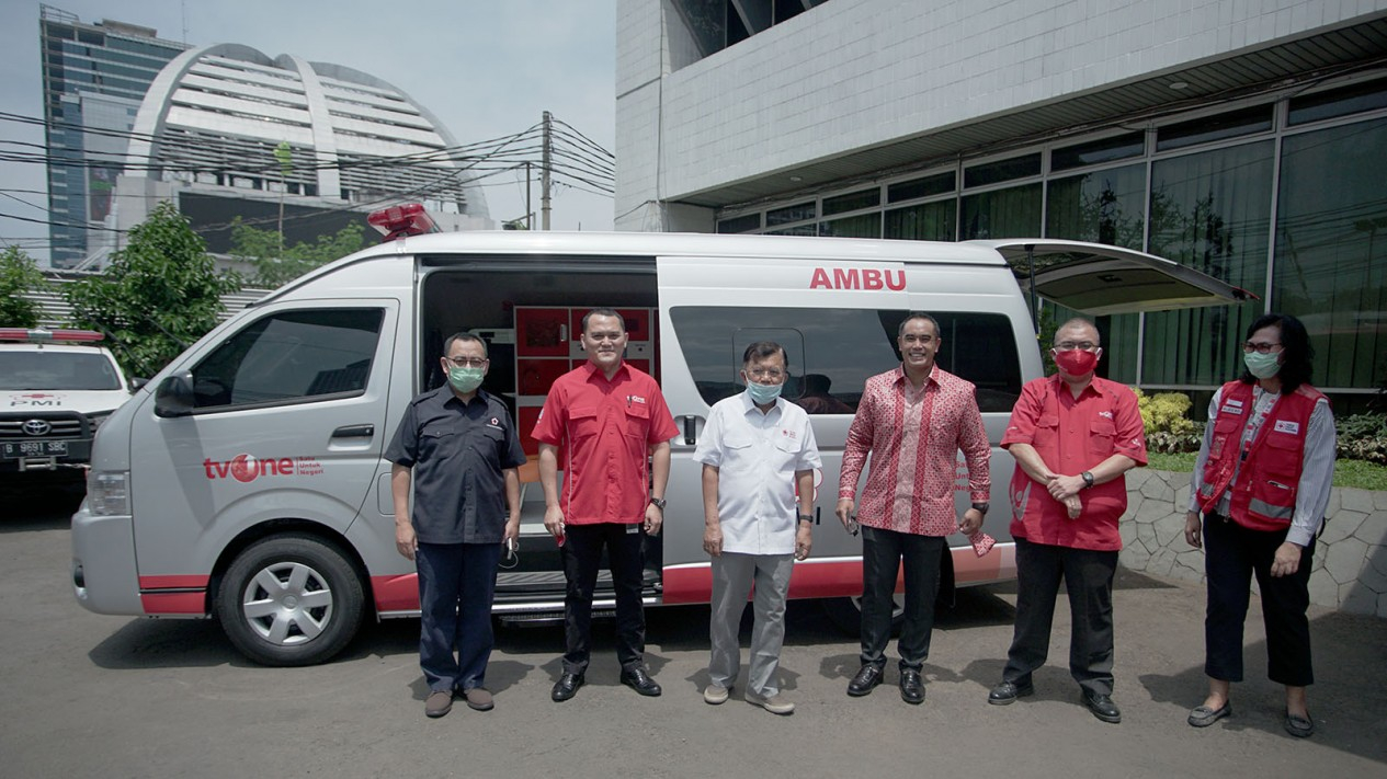 Penyerahan Ambulans Bantuan Pemirsa tvOne ke PMI Pusat