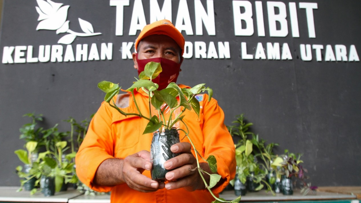 Manfaatkan Lahan Kolong Flyover untuk Taman Bibit Bunga