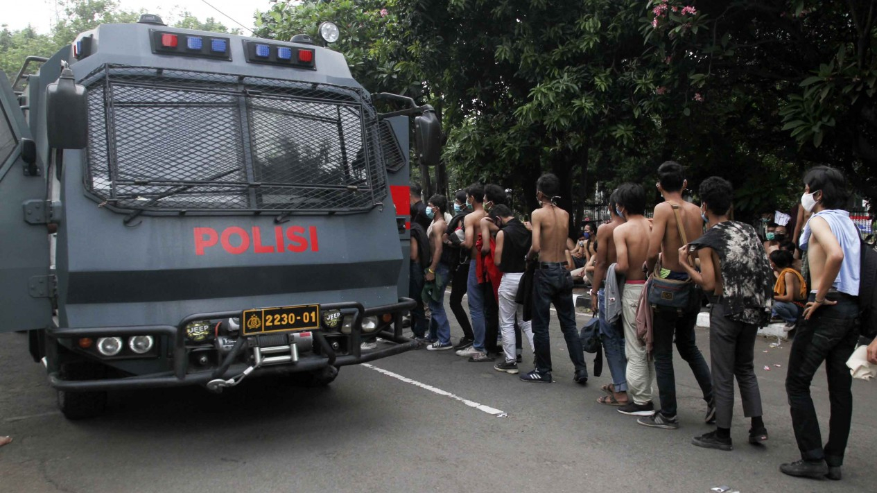 Polisi Tangkap Massa Aksi Omnibus Law
