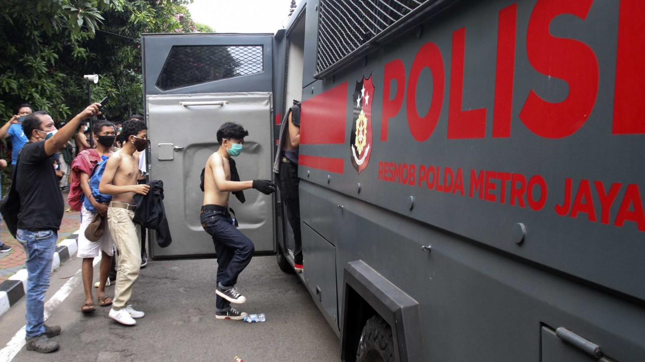 Polisi Tangkap Massa Aksi Omnibus Law