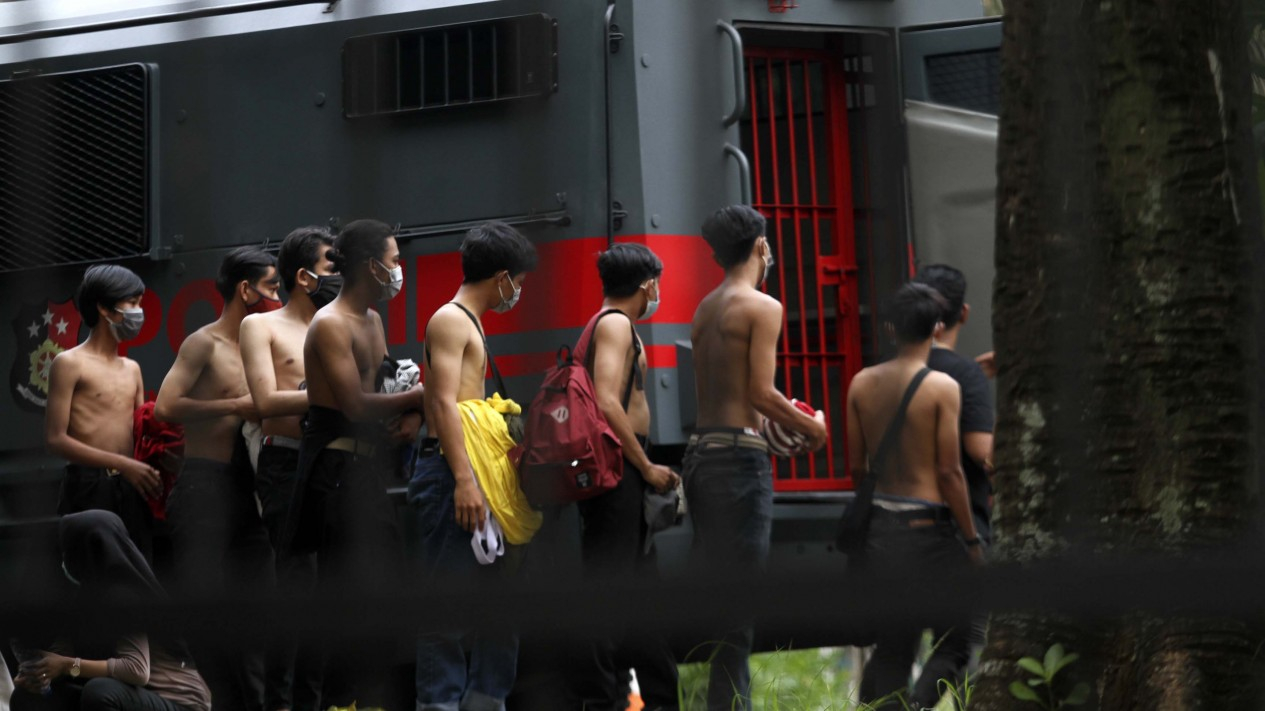 Polisi Tangkap Massa Aksi Omnibus Law