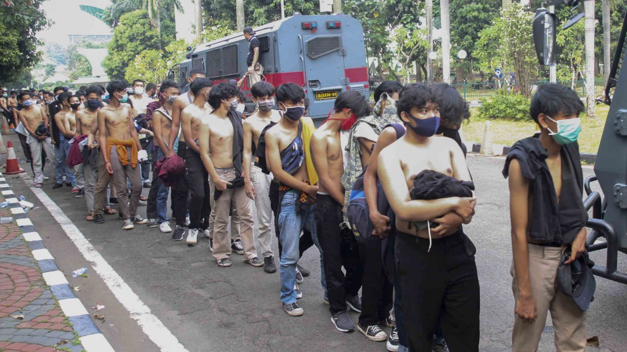 Polisi Tangkap Massa Aksi Omnibus Law