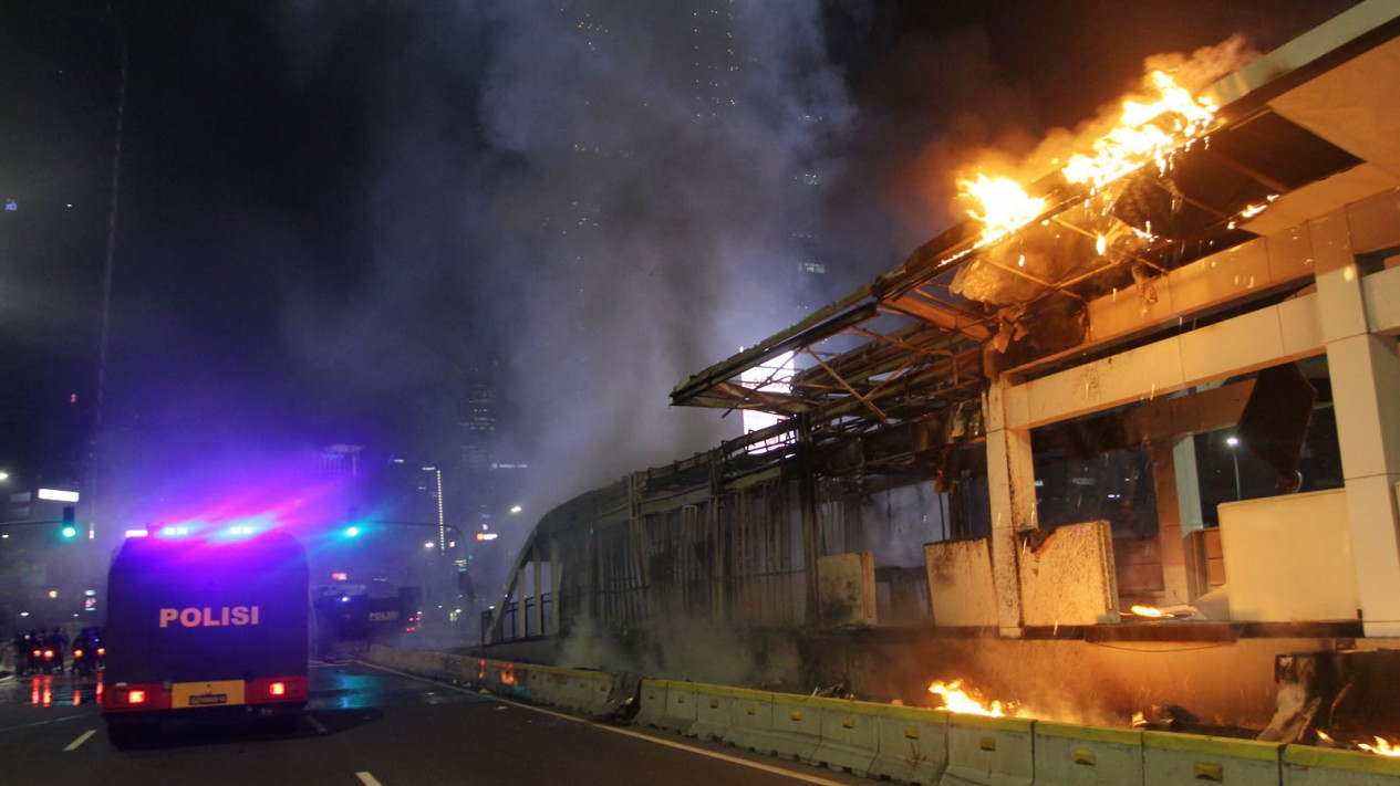 Halte TransJakarta Tosari Dibakar Massa Demo Omnibus Law
