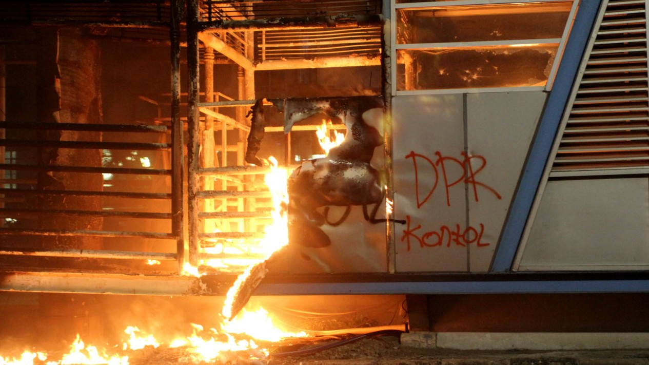 Halte TransJakarta Tosari Dibakar Massa Demo Omnibus Law