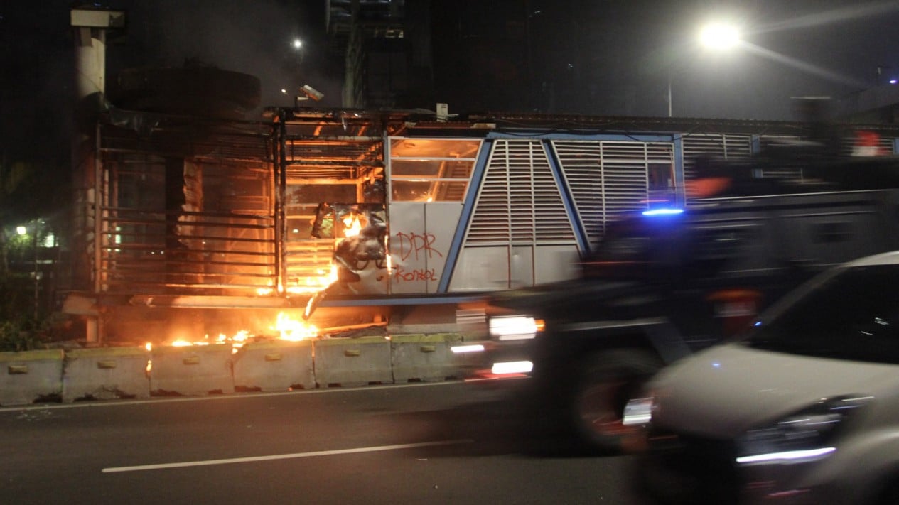 Halte TransJakarta Tosari Dibakar Massa Demo Omnibus Law