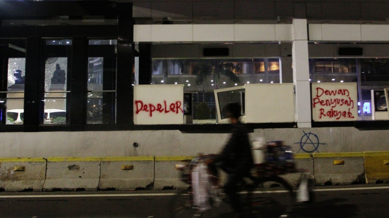 Halte TransJakarta Tosari Dibakar Massa Demo Omnibus Law