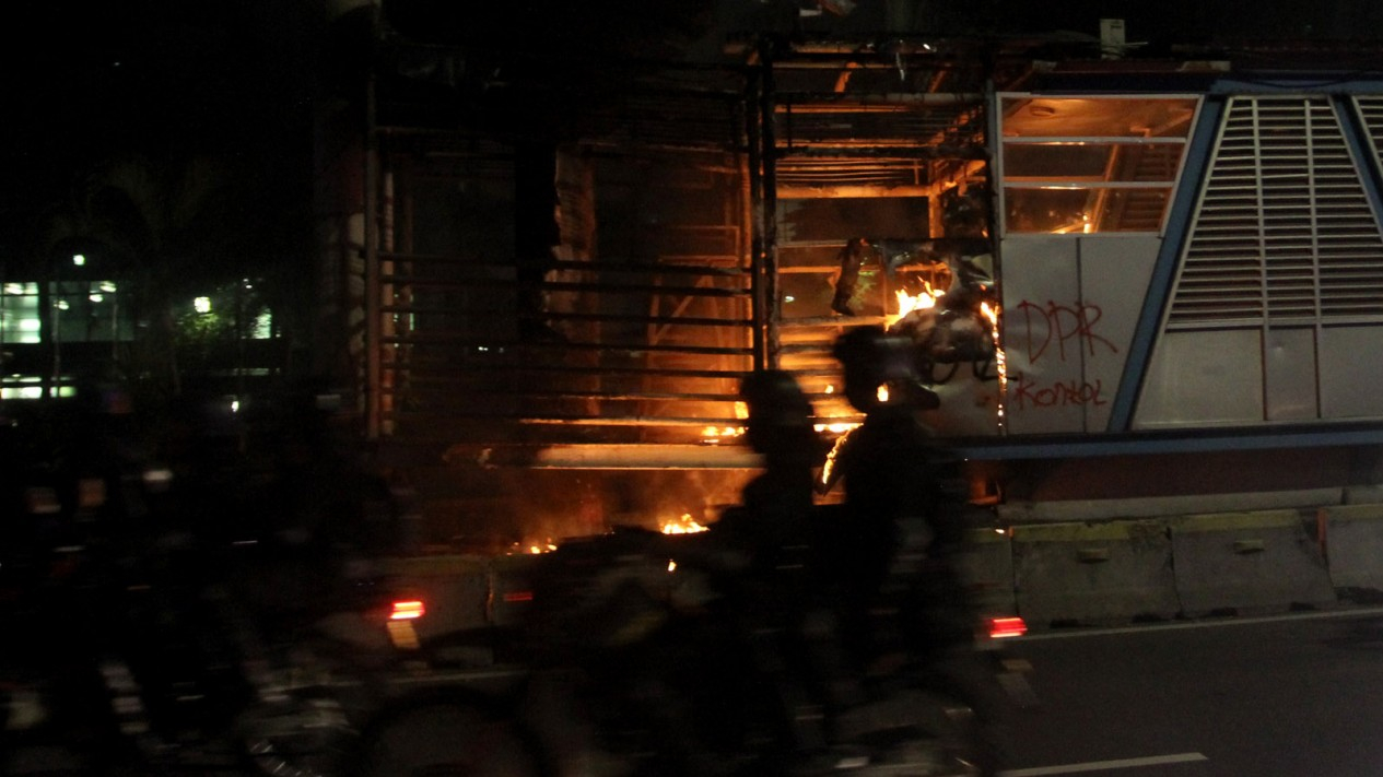 Halte TransJakarta Tosari Dibakar Massa Demo Omnibus Law