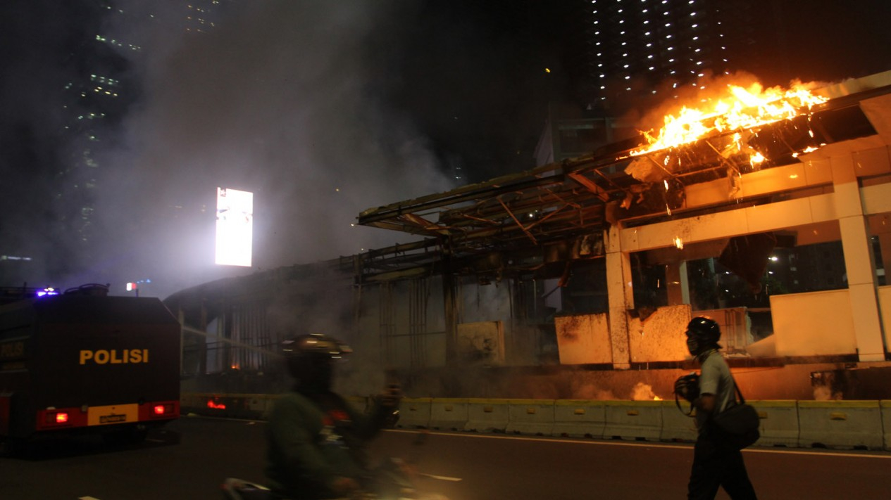 Halte TransJakarta Tosari Dibakar Massa Demo Omnibus Law