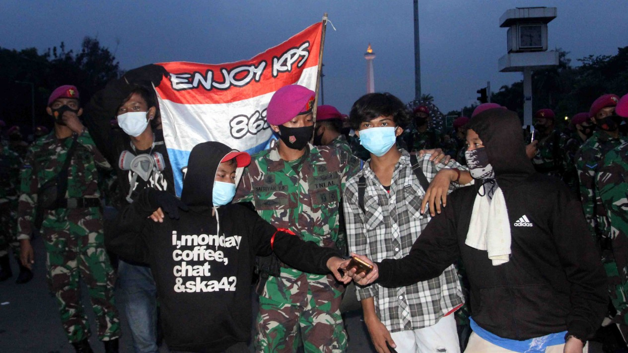 Marinir Antar Pulang Pendemo