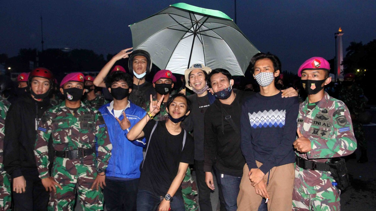 Marinir Antar Pulang Pendemo