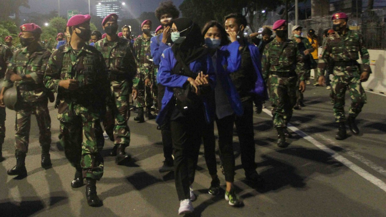 Marinir Antar Pulang Pendemo