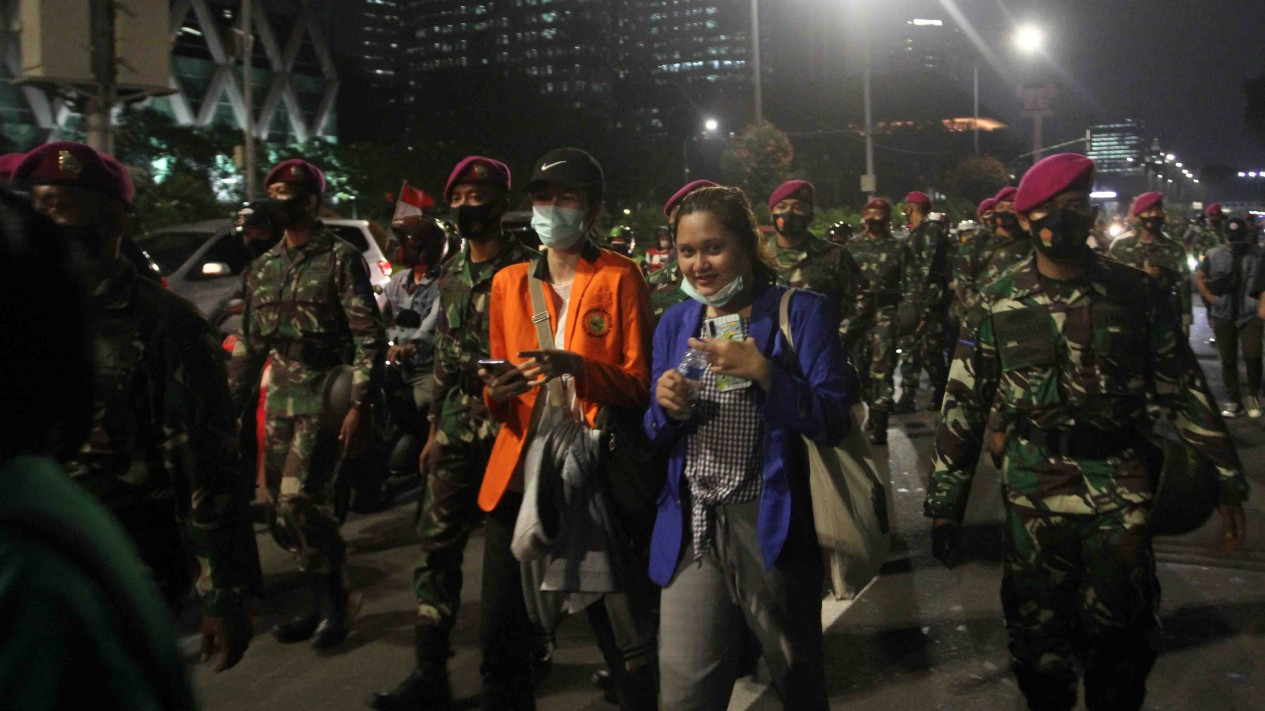 Marinir Antar Pulang Pendemo
